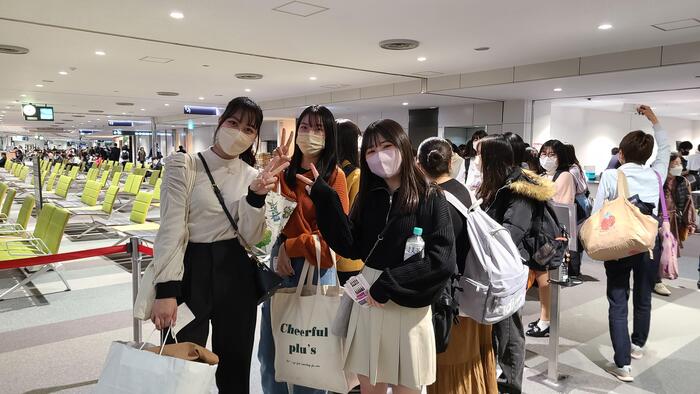 10月28日(金)HR合宿も最終日。JALで関西空港帰着組は、新千歳空港をテイクオフします。