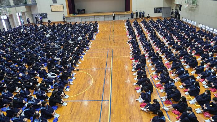 4月11日(火)午後には生徒自治会主催で2、3年生と1年生の対面式が体育館で行われました。
