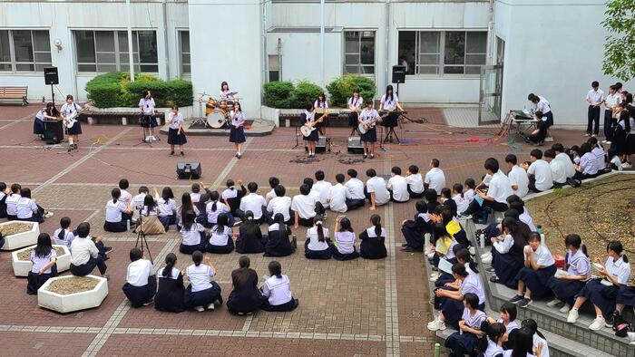 6月17日（月）ギター部の3つのバンドが昼休みに中庭で演奏しました。