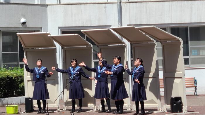 4月12日（金）新入生歓迎行事②～合唱部が中庭で歌声を披露しました。