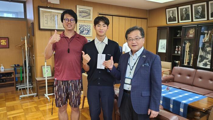 10月8日（火）昼休みに校長室で近畿大会に出場する水泳部の生徒を激励しました。