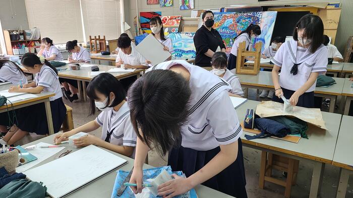 6月23日（金）関西外国語大学のアメリカ人留学生Jennaさんのグローバルインターンシップ最終日～１、２限は美術の授業を見学していました。
