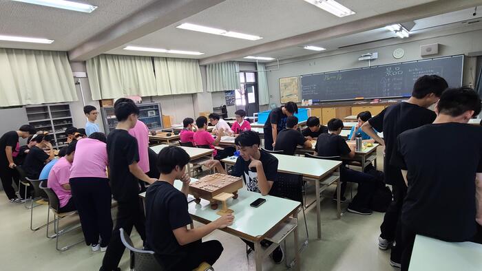 9月6日（金）文化祭1日め、校舎内発表、囲碁将棋部ではあちこちで対局が始まっていました。