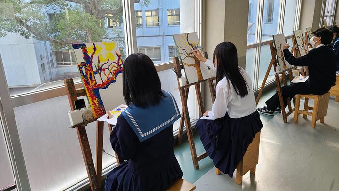 11月9日（木）5限、6限の美術の授業で、1年生が中庭の楠を「印象派」風に描いていました。