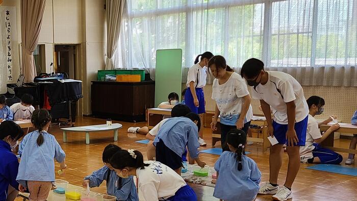 6月5日(月)3、4限に、2年生が家庭科で大阪市立味原幼稚園を訪問し、実習をしました。