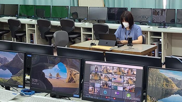 8月22日(月)校長メッセージの後、部活表彰や、大阪大学からインターンシップ生の紹介と、生徒部などからの話がありました。