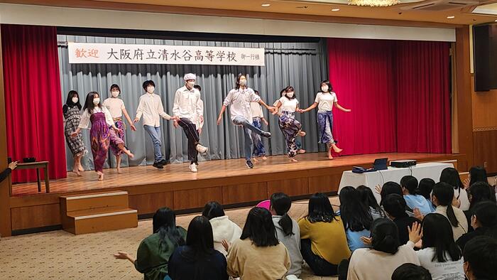 10月26日（水）夜はホテルの宴会会場で全体レクがありました。