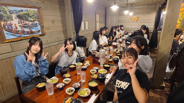 10月28日（月）78期生HR合宿のBCDFG組は、一緒に昼食を取っています。①B組