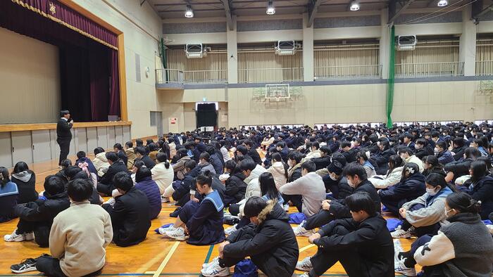 12月24日（火）2学期終業式で部活表彰の後は、教務部、進路指導部、生徒自治会、生徒部の先生方からお話がありました。
