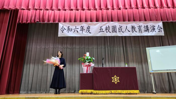 11月19日(火)高津中学校区5校園の成人教育講演会で八木早希さんの講演を聴きました。