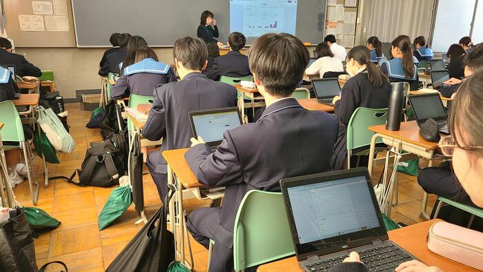 11月12日(火)2限に1年生の英語の授業を見学しました。