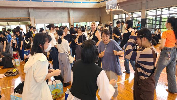 10月30日（水）78期生HR合宿3日め、退村式の後、民泊先のホストファミリーとお別れです。