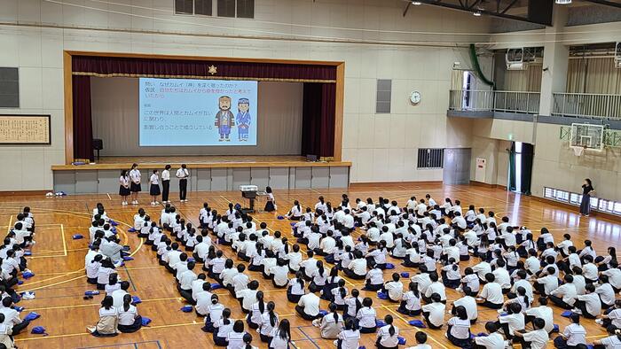 9月19日(火)2年生が体育館で探究活動の発表会を行いました。