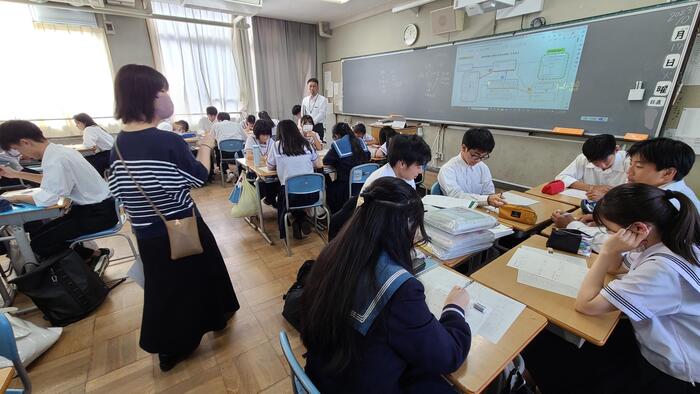 10月17日(火)4限は2年生の数学Ⅱで三角関数の体系図を作る授業を見学しました。