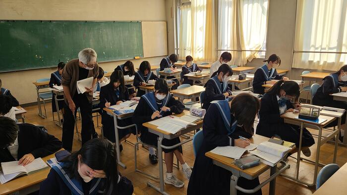 11月2日（木）2限に1年生の英語表現の授業を見学しました。