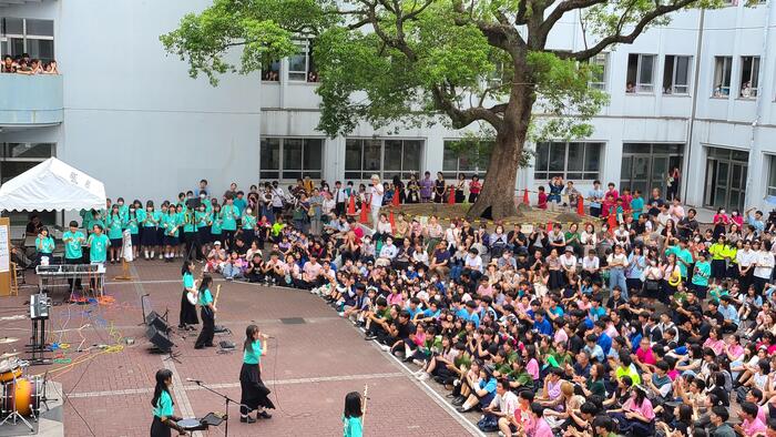 9月2日（土）文化祭2日め、中庭部門の最後はギター部でした。