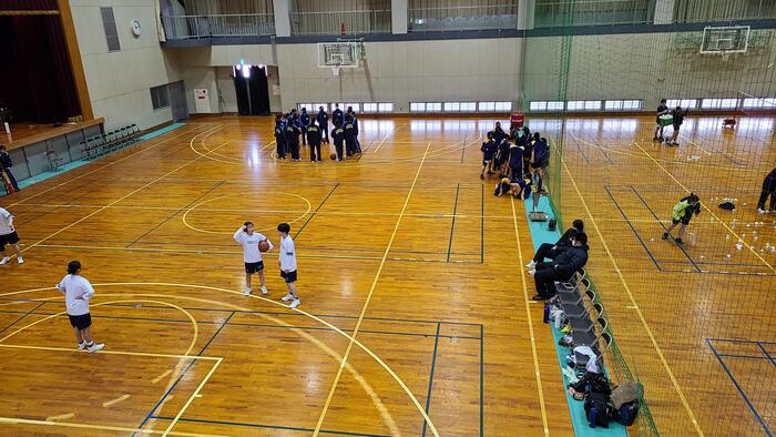 12月27日(火)女子バスケットボール部が体育館で交流試合をしていました。