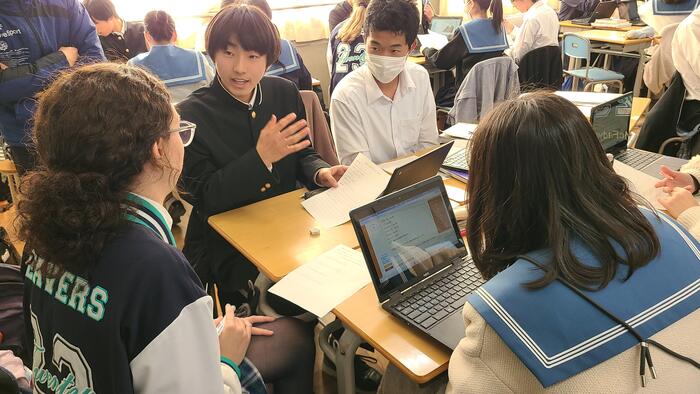 12月7日(木)4限は2年生の日本史で、2年生はLiving Watersの生徒に日本で自分が一押しと思う歴史上の有名人を英語で説明していました。