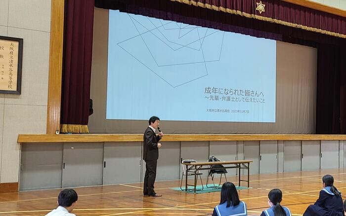 11月7日（火）7限に3年生の人権研修で、清水谷高校の同窓会長で弁護士の須藤隆二先生に講演していただきました。