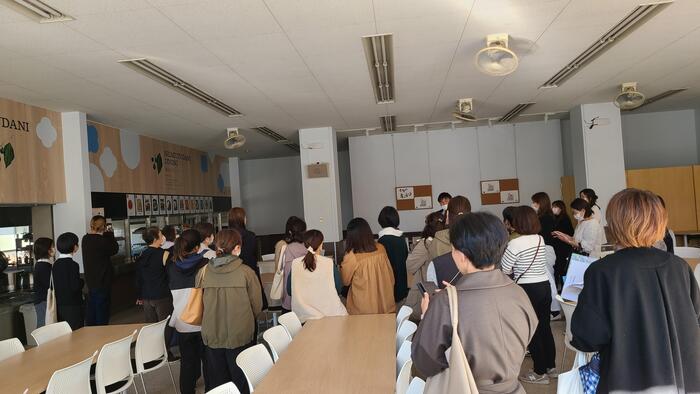 11月14日（火）近隣の小学校の保護者の方に清水谷高校に来ていただき、学校紹介や校内を案内しました。