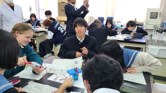 12月8日（金）4限は、Living Watersの高校生が2年生と化学で電気分解の実験をして学んでいました。