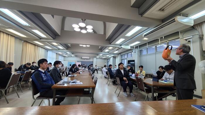 11月28日（木）職員会議前に教職員が新しいAEDの使用研修会を行いました。