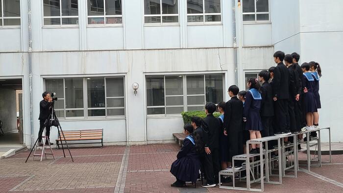 4月16日（火）２、３年生がクラス写真を撮っていました。