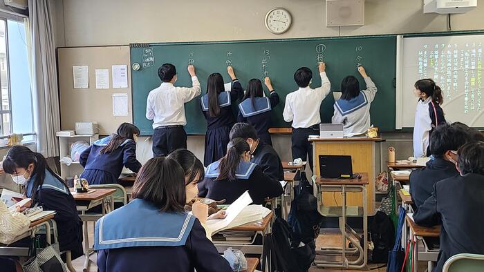 11月7日(月)1限に2年生の国語・古典、3限に1年生の数学Ⅰ、7限に2年生の数学Bの授業を見学しました。