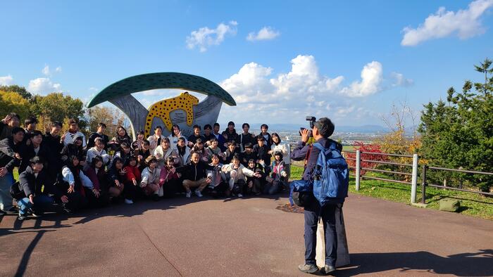 10月25日(水)HR合宿2日め 旭山動物園で到着順にクラス写真を撮っています。