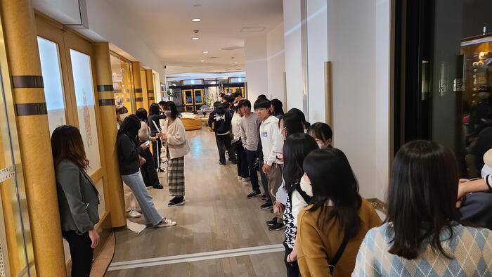 10月25日（水）HR合宿2日め 夕食のあとは、自由時間です。売店で土産物を買う生徒が行列です。