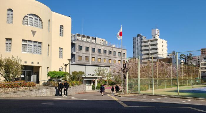 4月10日(水)ピロティ下で登校する生徒に朝の挨拶をしました。