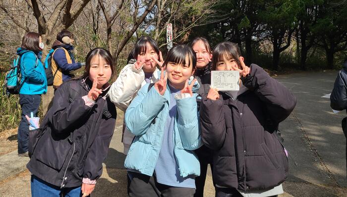 2月7日（金）神津嶽ゴール地点に生徒が次々に到着しています。③