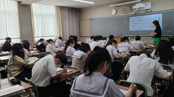 6月23日（金）関西外国語大学のアメリカ人留学生Jennaさんのグローバルインターンシップ最終日～4限は生物の授業に入っていました。