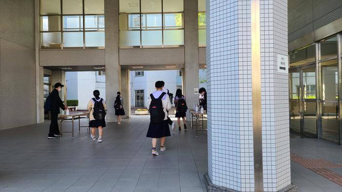 5月23日（月）中間考査2日め。ピロティで手指消毒消毒をして教室に向かっています。