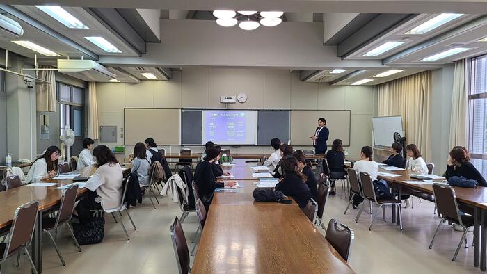 11月12日（火）小学生の保護者の方に清水谷高校に来ていただき、校内案内と学校紹介をしました。