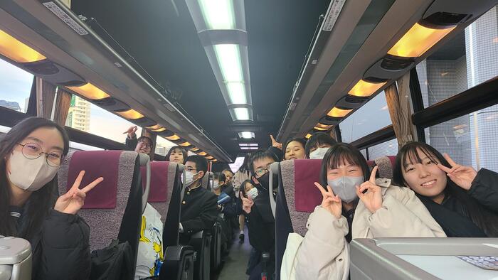 12月27日(水)朝、オーケストラ・アンサンブル部がバス2台で東京に向け出発しました。