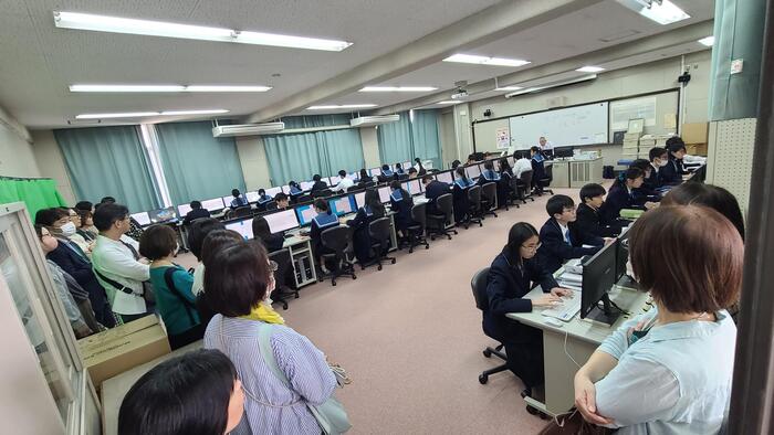 5月10日(金)午後は授業参観です。1~3年生の保護者が各学年のフロアで授業を参観されています。