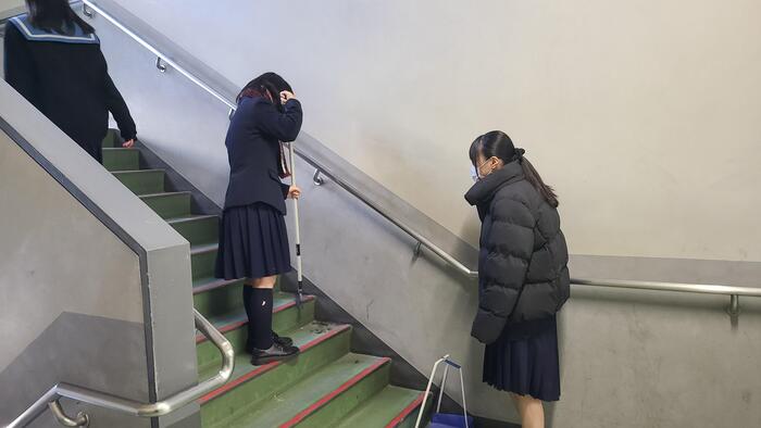 12月24日（火）廊下や階段なども分担して掃除していました。