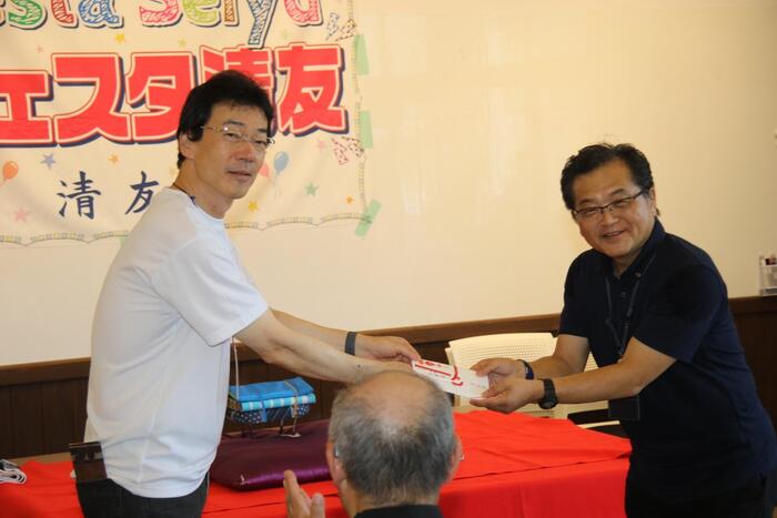9月7日(土)文化祭2日め、「フェスタ清友」で、清友会から清水谷高校のクラブ活動を奨励するための支援金をいただきました。