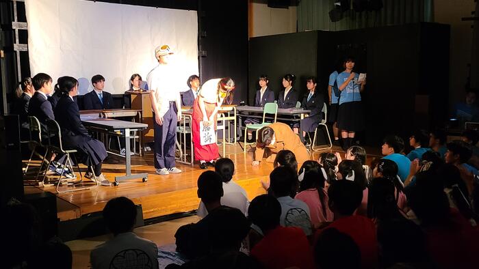9月7日(土)文化祭2日め、視聴覚部門のスタートは、1年E組の「ラピュタ法廷」です。