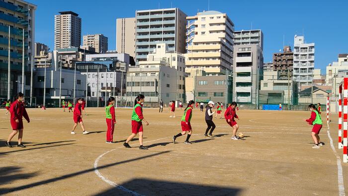 11月25日（金）4限は3年生体育サッカーを見ました。