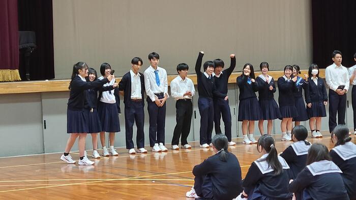 10月26日(金)3限は体育館で2年生がHR合宿の結団式を行っています。