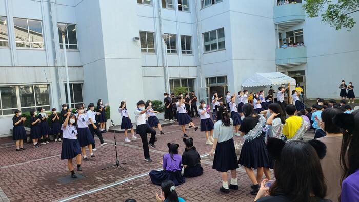 9月3日（土）文化祭2日目～中庭の2番目は2年D組の劇とダンス「木下戦隊シミズダニンジャー」でした。