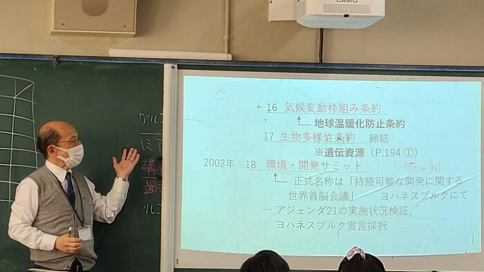 11月28日（月）5限は2年生体育、6限に3年生の政治経済の授業を見学しました。