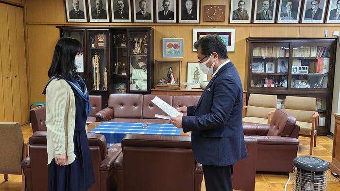 11月25日（金）昼休みに近畿大会に出場する将棋部の女子生徒を激励。