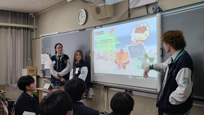 12月8日(金)3限は、Living Watersの高校生が1年生にオーストラリアに関するプレゼンテーションや英語の伝言ゲームをしていました。