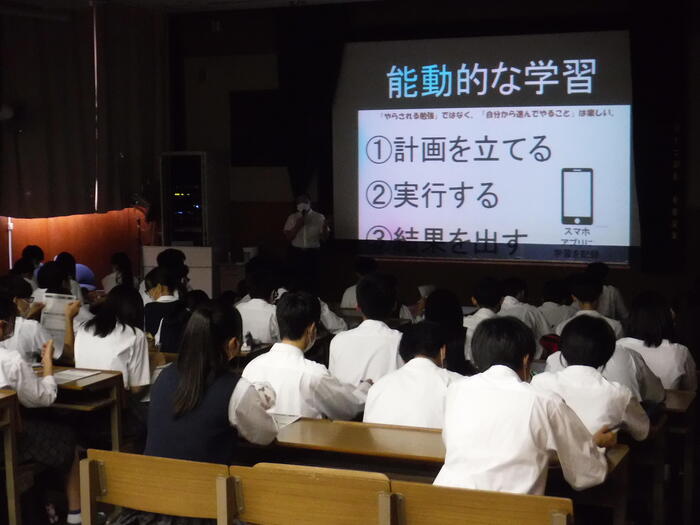 ２年進学講演会をおこないました
