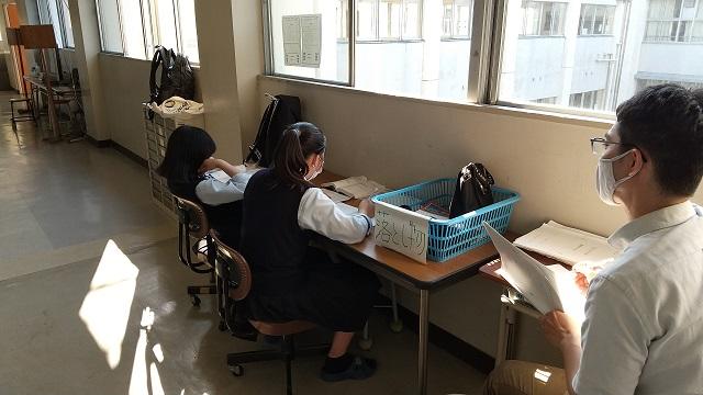 06093年学年室前.JPG