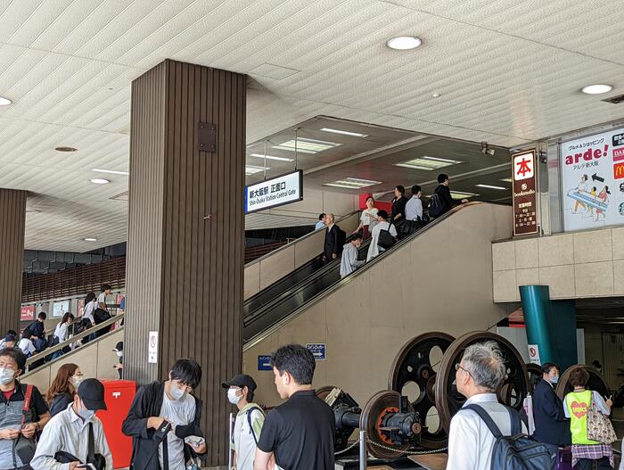 【初日】新大阪 １階「正面口」集合