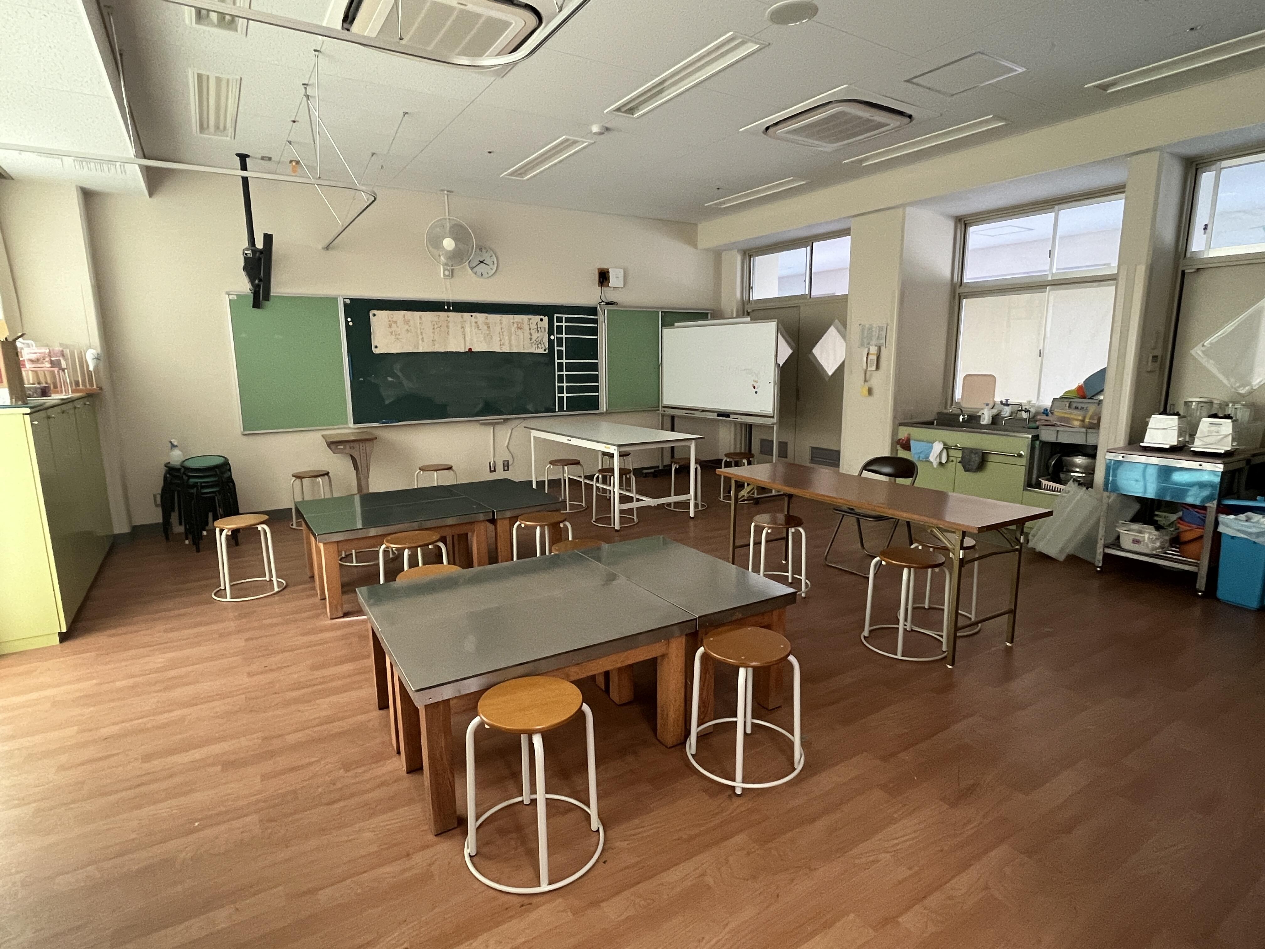 2023_学校案内_0531_施設紹介紙加工室1.JPG
